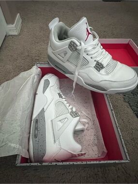 Jordan 4 Retro SE - White and Gray